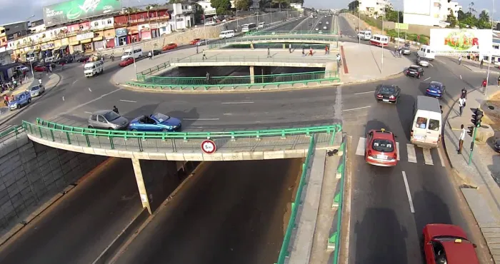 reportage-rond-point-de-la-gendarmerie-dabobo-rond-point-de-la-riviera-2-ces-voies-publiques-transformees-en-commerce
